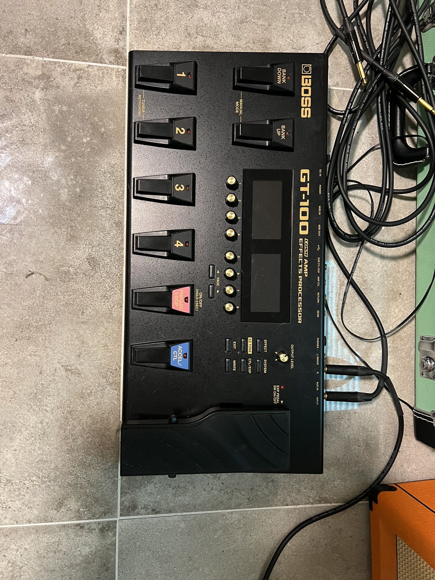 BOSS GT-100 guitar Pedal