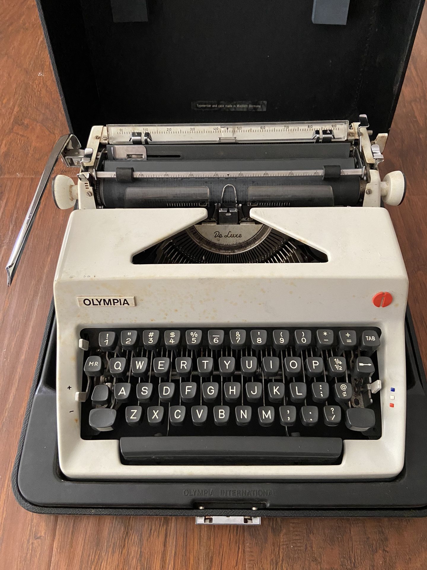Olympia SM9 Manual Typewriter (Senatorial font)
