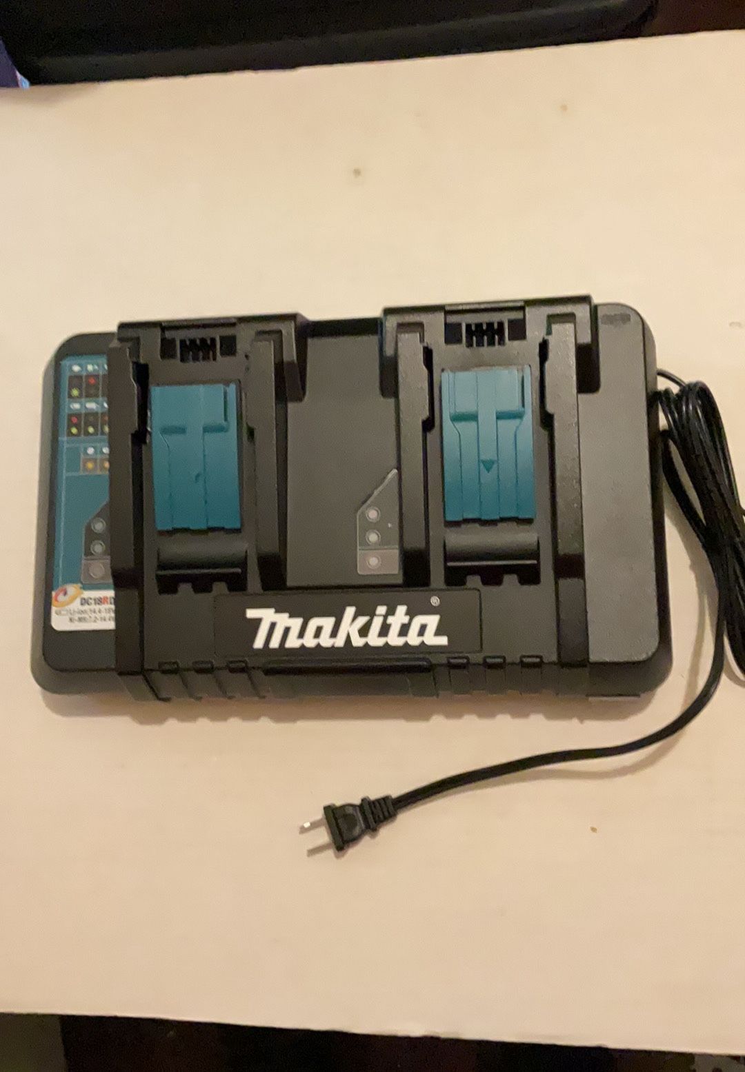 Brand New Makita 18 Volts Double Port Fast Charger. 100 Firm on Price. 100 Firme en Precio.