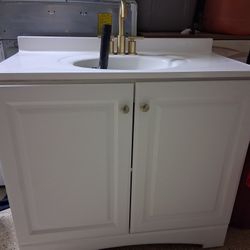 Bathroom vanity  include la llave
