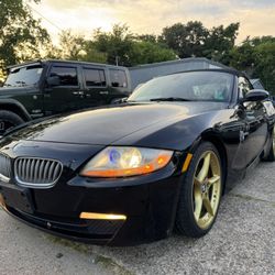 2008 BMW Z4 3.0si   Convertible , 104k low miles with gold rims and navigation.  FINANCING AVAILABLE THROUGH LENDERS! CLEAN CARFAX! CLEAN TITLE!  Just