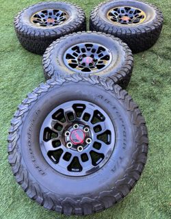 TRD pro wheels Toyota Tacoma with Bfgoodric tires 285/75/16 of 2022 yrs pro