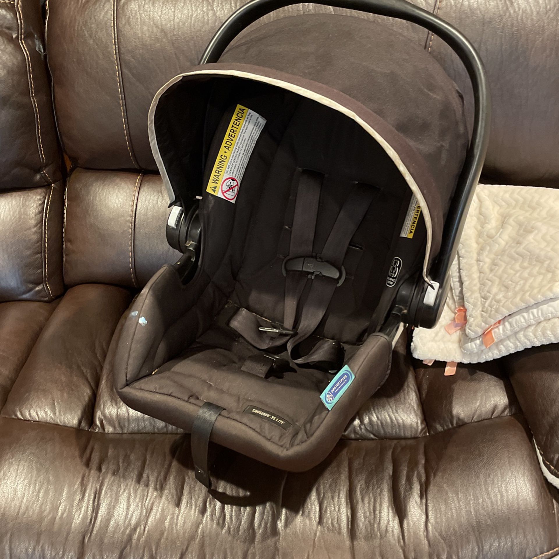 Graco Newborn Car seat + Base 