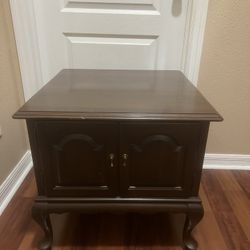 Vintage ETHAN ALLEN  CHERRY 2 DOOR END TABLE  NIGHTSTAND CABINET QUEEN ANNE legs. Used in good condition with minor cosmetic blemishes. These blemishe