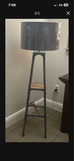 Tall Floor lamp in like new condition tall lamp Floor Lamp