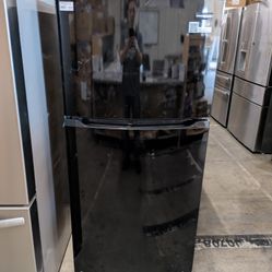 Frigidaire FFHT1425VB
28 Inch Top Freezer Refrigerator