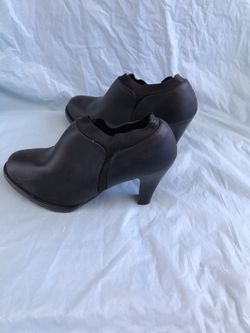New Woman’s size 10 black low boot