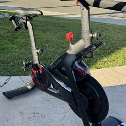 Like New Peloton Bike + PL-02 (with shoes)