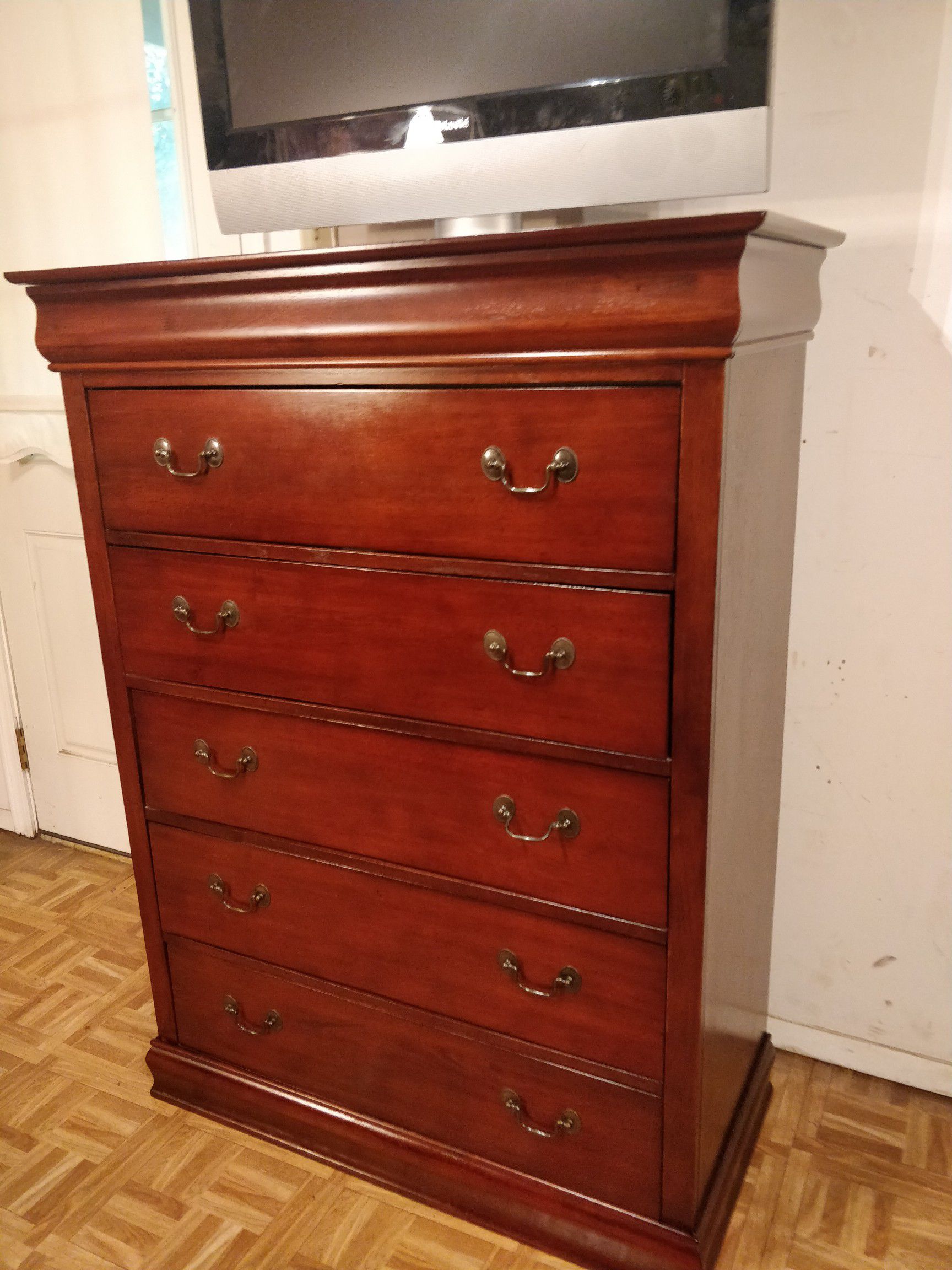 Nice wooden chest dresser with big drawers in very good condition, all drawers sliding smoothly. L38"*W18"*H50.5"