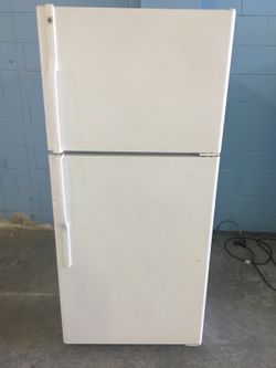 White GE 18 Cu Ft Refrigerator