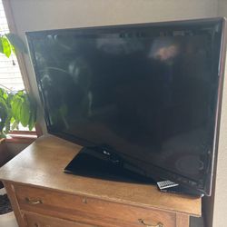 LG Flat Screen TV - 42 inch Class HDTV (1080p) LCD TV (42lk520)