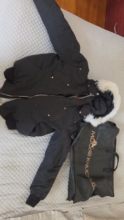 Black Moose Knuckles jacket white fur, size XL (fits like L) worn a few times, lost tags, great condition🔥