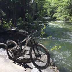 Giant trance mountain bike size medium Alloy Frame with Carbon Wheels