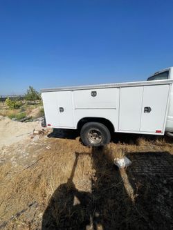 Utility bed for dually truck