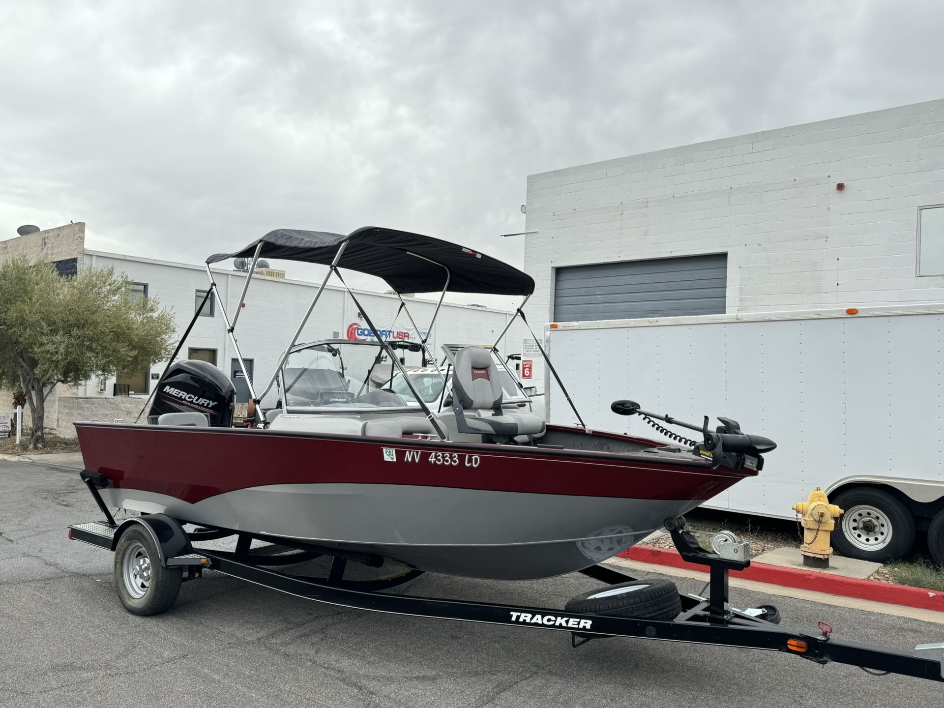 Fish and ski boat 2014 Tracker Pro Guide V 175