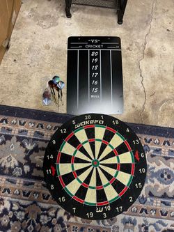 Dart board with scoreboard and set of darts w tips, lightly used pro quality dart board