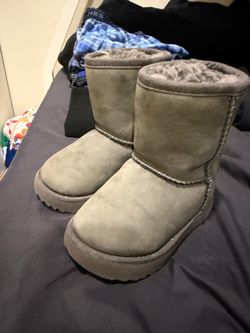 Gray Short ugg boots size 6