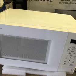 Shark Microwave Oven 1.1 Cu Ft New Open Box 