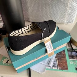 Brand new Todd size 7 black slip on