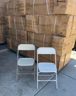 White and beige foldable chairs