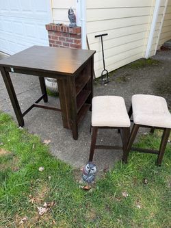 Table and chairs - Free