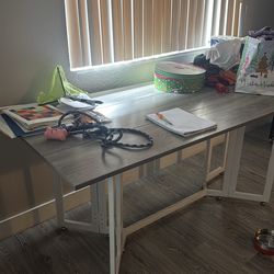 Foldable table