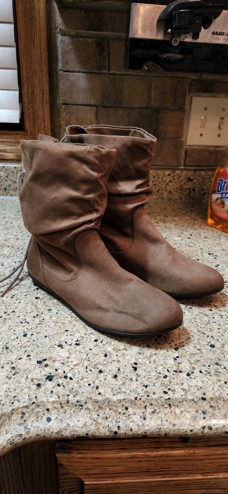 Boot/shoe Womens 7(New)