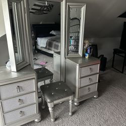 Vanity/Dresser