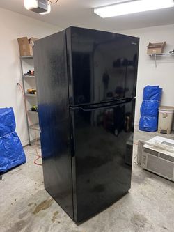 Frigidaire 18.3 Cu. ft Top Freezer Refrigerator