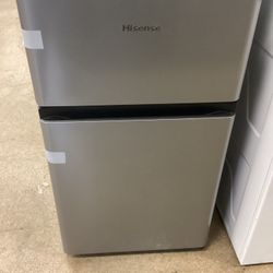 Hisense 3.1 cu.ft. Mini Fridge With Freezer New Scratch And Dent 