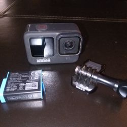 GOPRO HERO 9

-WORKS PERFECTLY 
-ASKING 125 OR BEST OFFER 

THANKS!