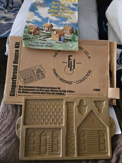 Pampered Chef Stoneware Gingerbread House Kit 