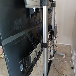 Video Wall Bundle with (4) SAMSUNG TVs with rolling stand & screen split controller, 111 inches total diagonal length

Condition is used for a few eve