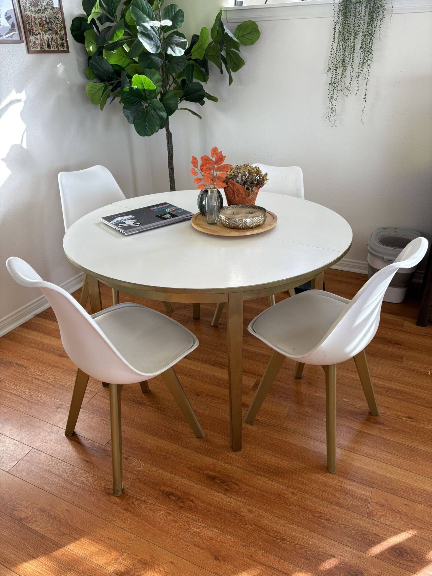 Dining Table With Chairs White/gold