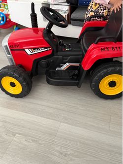 Electric ride-on tractor with trailer