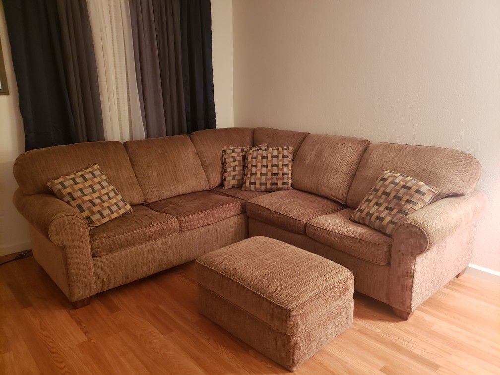 Sectional couch with ottoman nothing wrong w it jus normal uses but in fair condition. pk up only can not deliver