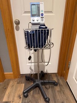 Omron HEM-907XL Arm Digital BP Monitor with rolling cart. 4 cuffs included