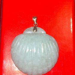 10k shell jade pendant