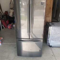 30” Refrigerator black stainless steel Samsung