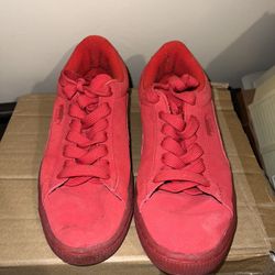 Red suade Pumas 9