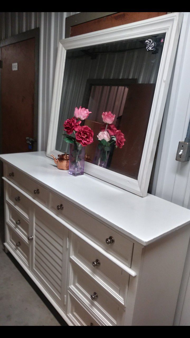 WHITE BIG DRESSER WITH 10 BIG DRAWERS AND BIG MIRROR