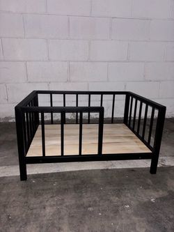 Elevated metal dog bed