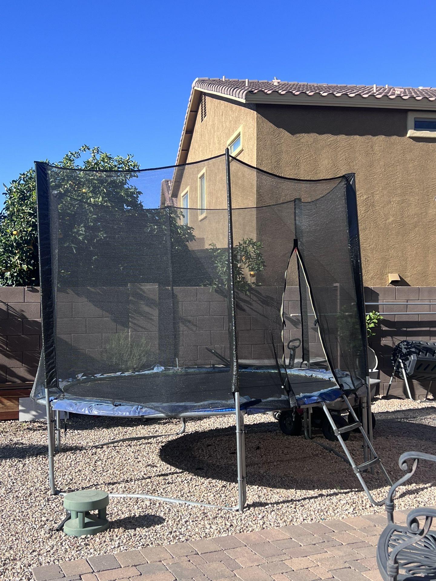 Trampoline with Safety Enclosure Net