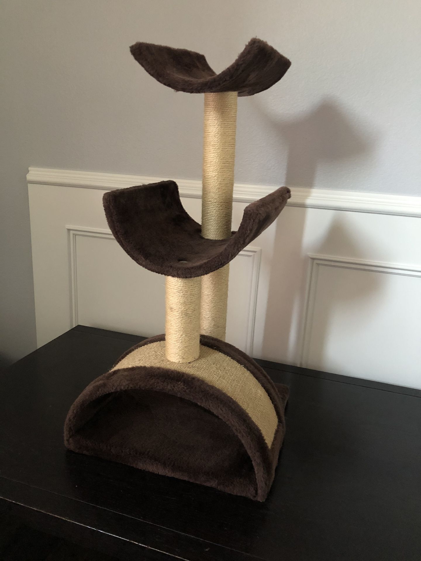 30” HIGH CAT TREE (Great Condition)