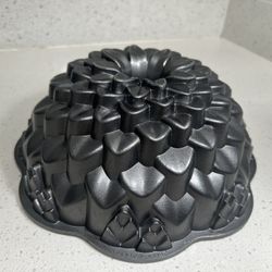 Nordic Ware Chrysanthemum Bundt Cake Pan 