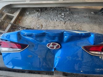 2018 Hyundai Sonata trunk lid lights and emblem