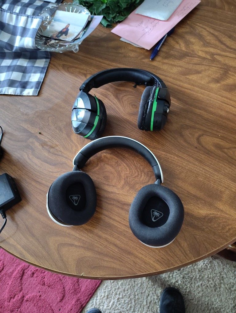 2 Seta Of Headphones