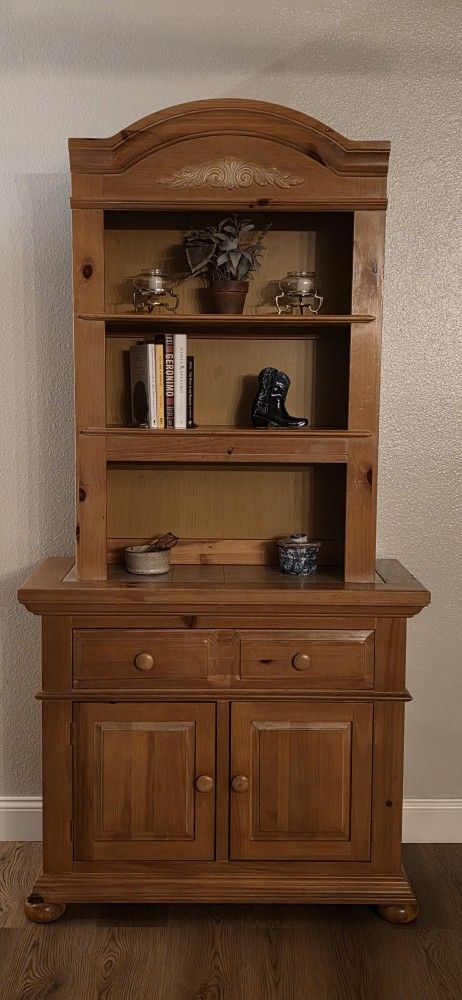 Beautiful Wood Broyhill Hutch/Bookcase
