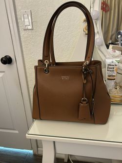 G UESS PURSE