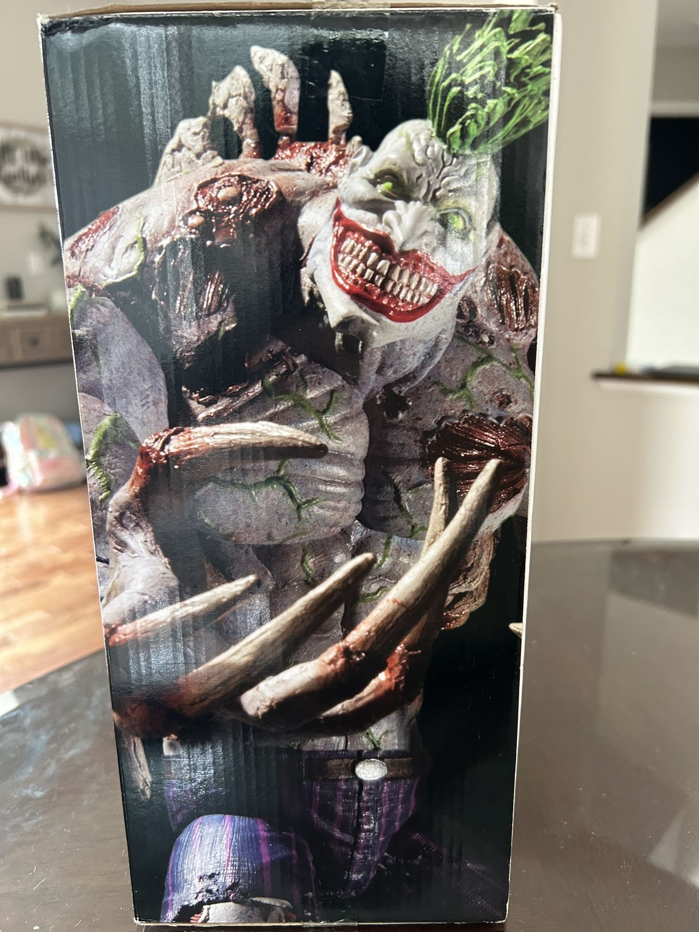 NEW DC Collectibles Batman Arkham Deluxe Figure Titan Joker 11.5”